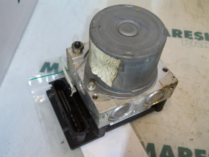 Usagé Bloc ABS Renault Megane II CC (EM) 1.6 16V Prix € 49,99 Règlement à la marge proposé par Maresia Parts