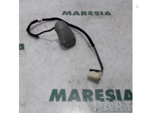 Used Steering wheel mounted radio control Renault Twingo (C06) 1.2 Price € 25,00 Margin scheme offered by Maresia Parts