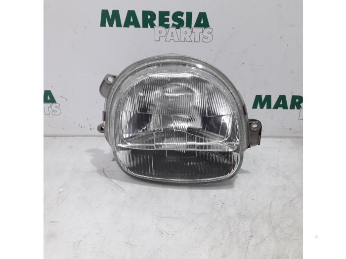 Używane Reflektor prawy Renault Twingo (C06) 1.2 Cena € 25,00 Procedura marży oferowane przez Maresia Parts