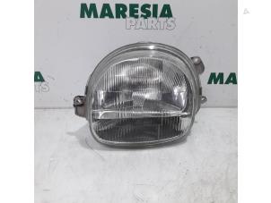 Używane Reflektor lewy Renault Twingo (C06) 1.2 Cena € 25,00 Procedura marży oferowane przez Maresia Parts