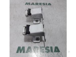 Used Rear door hinge, right Renault Kangoo Express (FW) 1.5 dCi 90 FAP Price € 48,40 Inclusive VAT offered by Maresia Parts