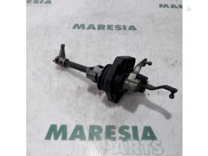 Używane Mechanizm skrzyni biegów Renault Clio III (BR/CR) 1.5 dCi 70 Cena € 25,00 Procedura marży oferowane przez Maresia Parts