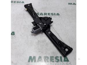Używane Mechanizm szyby lewej przedniej wersja 2-drzwiowa Peugeot Bipper (AA) 1.4 HDi Cena € 78,65 Z VAT oferowane przez Maresia Parts