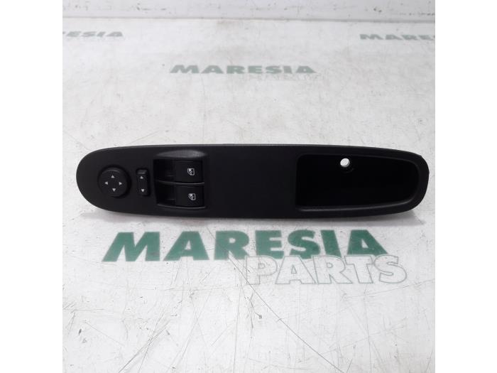 Usados Interruptor combinado de ventanillas Fiat Punto Evo (199) 1.3 JTD Multijet 85 16V Euro 5 Precio € 35,00 Norma de margen ofrecido por Maresia Parts