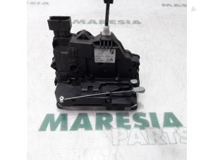 Używane Mechanizm blokady drzwi prawych tylnych wersja 4-drzwiowa Fiat Punto Evo (199) 1.3 JTD Multijet 85 16V Euro 5 Cena € 25,00 Procedura marży oferowane przez Maresia Parts