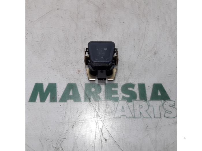 Begagnade Regnsensor Peugeot 208 I (CA/CC/CK/CL) 1.2 Vti 12V PureTech 82 Pris € 20,00 Marginaltabell erbjuds av Maresia Parts