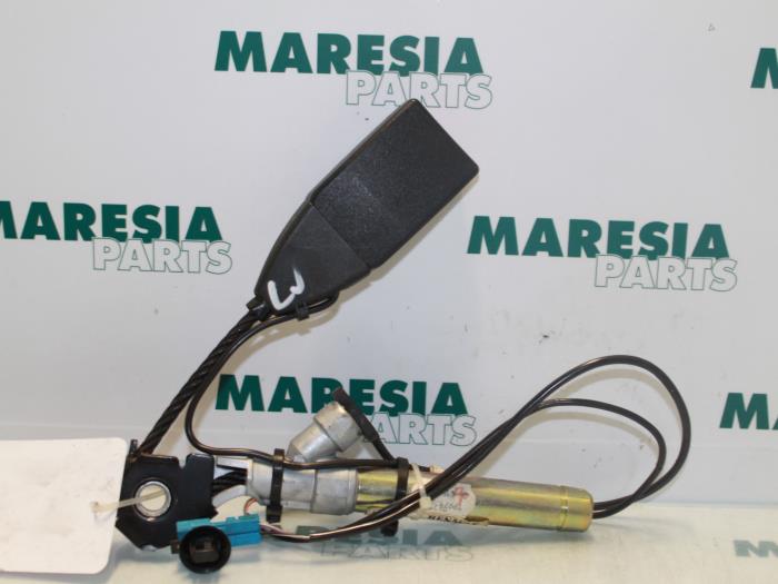 Begagnade Bältessträckare, vänster Renault Clio II (BB/CB) 1.4 Pris € 25,00 Marginaltabell erbjuds av Maresia Parts