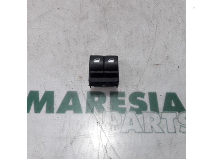 Usados Interruptor combinado de ventanillas Citroen C4 Cactus (0B/0P) 1.6 Blue Hdi 100 Precio € 25,00 Norma de margen ofrecido por Maresia Parts