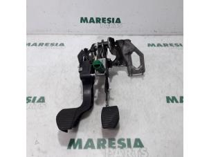 Usagé Pédale de frein Citroen C4 Cactus (0B/0P) 1.6 Blue Hdi 100 Prix € 105,00 Règlement à la marge proposé par Maresia Parts