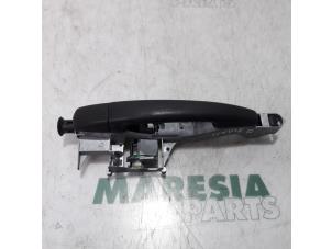 Used Sliding door handle, right Peugeot Partner Tepee (7A/B/C/D/E/F/G/J/P/S) 1.6 HDiF 90 16V Phase 1 Price € 60,50 Inclusive VAT offered by Maresia Parts