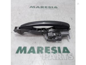 Used Front door handle 4-door, right Peugeot 5008 I (0A/0E) 1.6 HDiF 16V Price € 35,00 Margin scheme offered by Maresia Parts