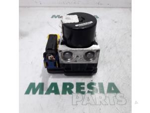 Używane Pompa ABS Renault Megane III Grandtour (KZ) 1.5 dCi 110 Cena € 207,90 Procedura marży oferowane przez Maresia Parts