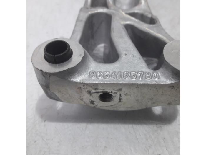 Engine mount from a Peugeot 207/207+ (WA/WC/WM) 1.4 16V VTi 2011