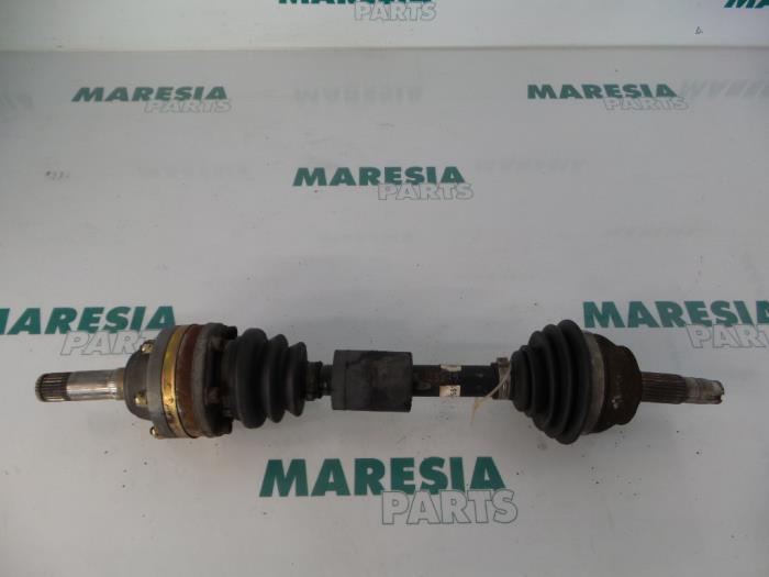 Usagé Arbre de transmission avant gauche Alfa Romeo 147 (937) 1.6 HP Twin Spark 16V Prix € 50,00 Règlement à la marge proposé par Maresia Parts