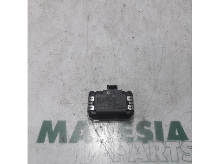 Begagnade Regnsensor Peugeot 307 CC (3B) 2.0 16V Pris € 35,00 Marginaltabell erbjuds av Maresia Parts
