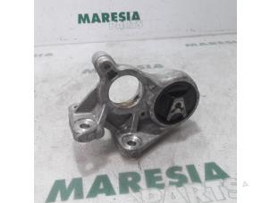 Używane Wspornik silnika Peugeot 3008 I (0U/HU) 1.6 HDiF 16V Cena € 40,00 Procedura marży oferowane przez Maresia Parts