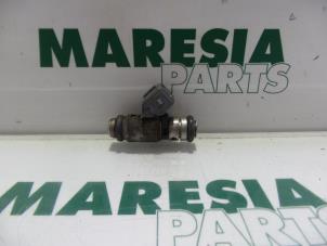 Używane Wtryskiwacz (wtrysk benzyny) Renault Espace (JE) 2.0 16V Cena € 20,00 Procedura marży oferowane przez Maresia Parts