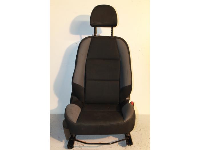 Używane Fotel prawy Peugeot 207/207+ (WA/WC/WM) 1.6 HDi 16V Cena € 60,00 Procedura marży oferowane przez Maresia Parts