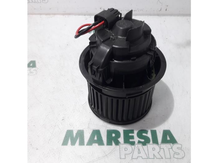 Heating and ventilation fan motor from a Peugeot 508 SW (8E/8U) 2.0 BlueHDi 180 16V 2016