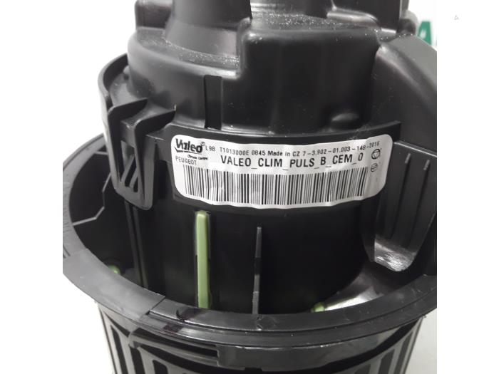 Heating and ventilation fan motor from a Peugeot 508 SW (8E/8U) 2.0 BlueHDi 180 16V 2016
