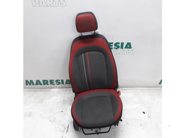 Używane Fotel prawy Fiat Punto Evo (199) 1.3 JTD Multijet 85 16V Euro 5 Cena € 75,00 Procedura marży oferowane przez Maresia Parts
