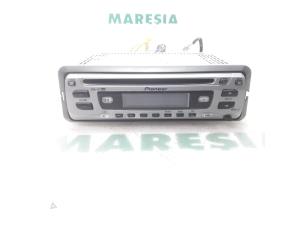 Usados Reproductor de radio y CD (varios) Fiat Doblo Cargo (263) 1.4 16V Precio € 30,25 IVA incluido ofrecido por Maresia Parts