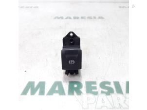 Usados Interruptor de freno de mano Renault Scénic III (JZ) 1.2 16V TCe 115 Energy Precio € 15,00 Norma de margen ofrecido por Maresia Parts