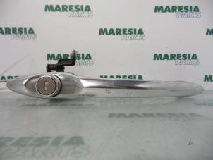Używane Uchwyt drzwi prawych przednich wersja 4-drzwiowa Alfa Romeo 156 Sportwagon (932) 2.4 JTD Cena € 25,00 Procedura marży oferowane przez Maresia Parts