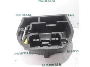 Używane Pojemnik na kolo zapasowe Peugeot 508 SW (8E/8U) 2.0 BlueHDi 180 16V Cena € 25,00 Procedura marży oferowane przez Maresia Parts