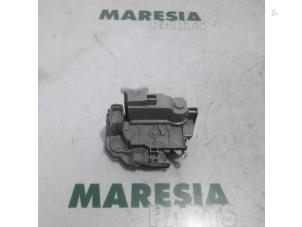 Used Front door lock mechanism 4-door, right Lancia Delta (844) 1.6 D Multijet 16V 120 Price € 40,00 Margin scheme offered by Maresia Parts