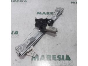 Używane Mechanizm szyby prawej tylnej wersja 4-drzwiowa Lancia Delta (844) 1.6 D Multijet 16V 120 Cena € 40,00 Procedura marży oferowane przez Maresia Parts