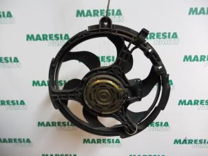 Używane Silnik wentylatora Fiat Stilo (192A/B) 1.6 16V 3-Drs. Cena € 35,00 Procedura marży oferowane przez Maresia Parts