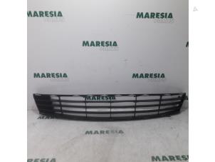 Used Grille Renault Clio III (BR/CR) 1.2 16V 75 Price € 30,00 Margin scheme offered by Maresia Parts