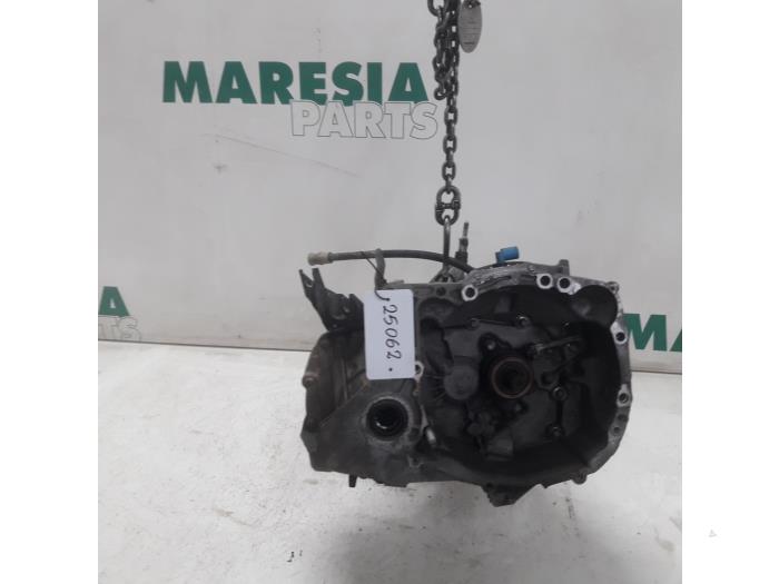 Gearbox from a Renault Clio III (BR/CR) 1.2 16V 75 2008