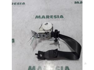 Used Rear seatbelt, right Renault Clio III (BR/CR) 1.2 16V 75 Price € 30,00 Margin scheme offered by Maresia Parts