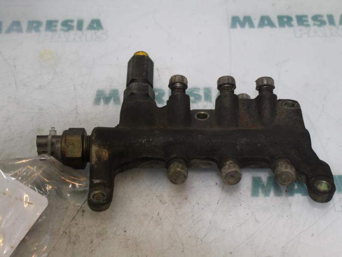 Usagé Système d'injection Renault Vel Satis (BJ) 3.0 dCi V6 24V Prix € 60,00 Règlement à la marge proposé par Maresia Parts