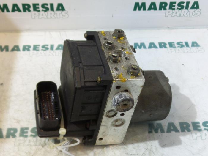 Używane Pompa ABS Fiat Stilo (192A/B) 1.2 16V 3-Drs. Cena € 75,00 Procedura marży oferowane przez Maresia Parts