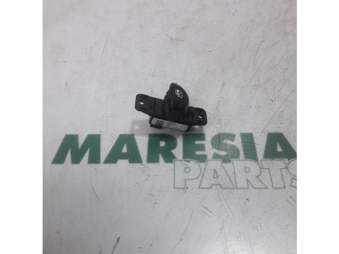 Używane Przelacznik combi okienny Fiat 500 (312) 0.9 TwinAir 80 Cena € 20,00 Procedura marży oferowane przez Maresia Parts