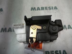 Usagé Serrure portière mécanique 4portes arrière droite Peugeot 607 (9D/U) 2.2 HDi 16V FAP Prix € 25,00 Règlement à la marge proposé par Maresia Parts