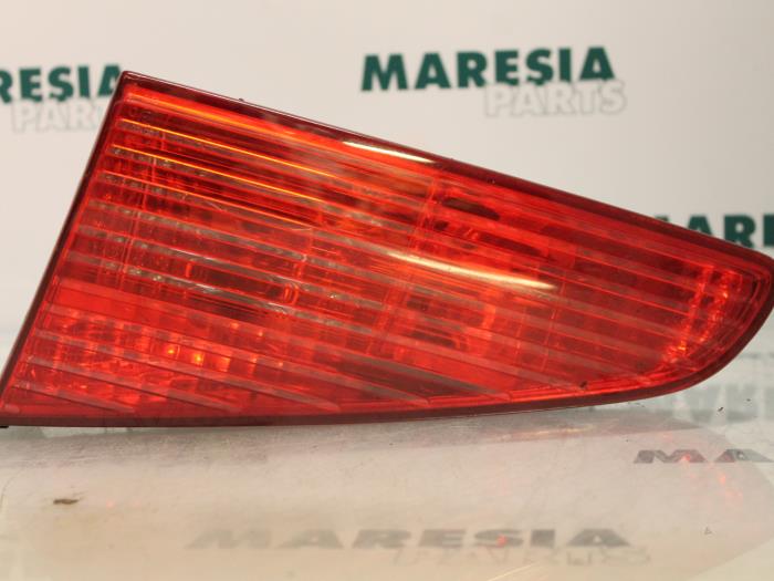 Taillight, right from a Peugeot 607 (9D/U) 2.2 HDi 16V FAP 2002