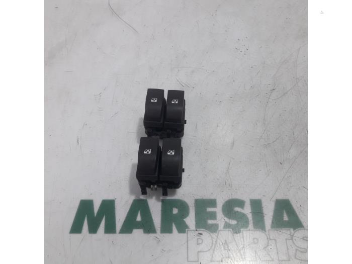 Usados Interruptor combinado de ventanillas Renault Espace (JK) 2.0 dCi 16V 130 FAP Precio € 30,00 Norma de margen ofrecido por Maresia Parts