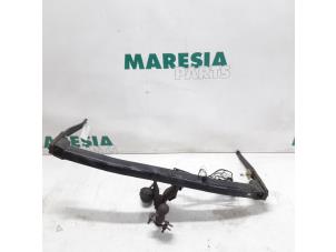 Usagé Crochet d'attelage Renault Grand Scénic II (JM) 2.0 16V Prix € 105,00 Règlement à la marge proposé par Maresia Parts