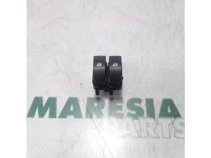 Usados Interruptor combinado de ventanillas Renault Kangoo Express (FW) 1.5 dCi 90 FAP Precio € 25,00 Norma de margen ofrecido por Maresia Parts