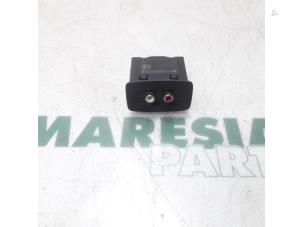 Usagé Connexion USB Renault Kangoo Express (FW) 1.5 dCi 90 FAP Prix € 25,00 Règlement à la marge proposé par Maresia Parts