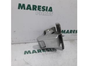 Used Rear door hinge, left Fiat Scudo (270) 2.0 D Multijet Price € 60,50 Inclusive VAT offered by Maresia Parts