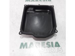 Used Gearbox cover Peugeot 307 CC (3B) 2.0 16V Price € 25,00 Margin scheme offered by Maresia Parts