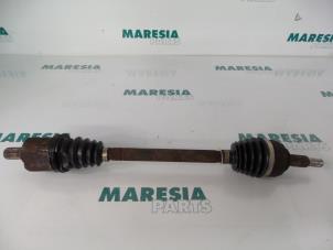 Used Front drive shaft, left Renault Grand Scénic II (JM) 2.0 16V Price € 40,00 Margin scheme offered by Maresia Parts