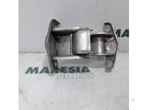 Used Rear door hinge, right Renault Trafic New (FL) 2.0 dCi 16V 90 Price € 48,40 Inclusive VAT offered by Maresia Parts