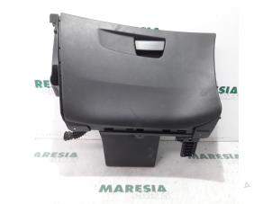 Usagé Boîte à gants Citroen C4 Picasso (3D/3E) 1.6 e-HDi 115 Prix € 60,00 Règlement à la marge proposé par Maresia Parts