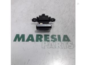 Usados Interruptor de freno de mano Citroen C4 Picasso (3D/3E) 1.6 e-HDi 115 Precio € 20,00 Norma de margen ofrecido por Maresia Parts